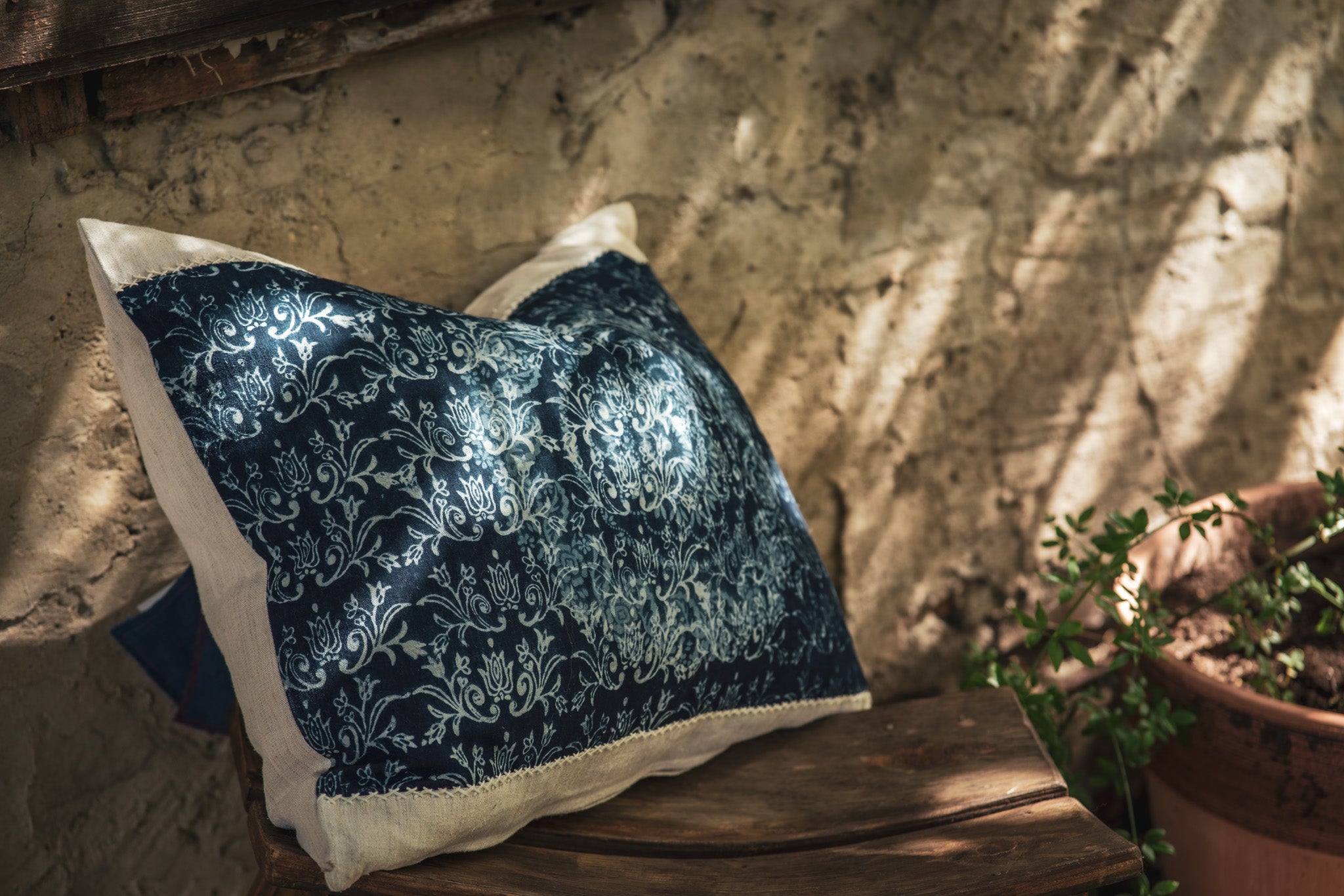 Pillow: Handwoven antique Hungarian hemp - P357
