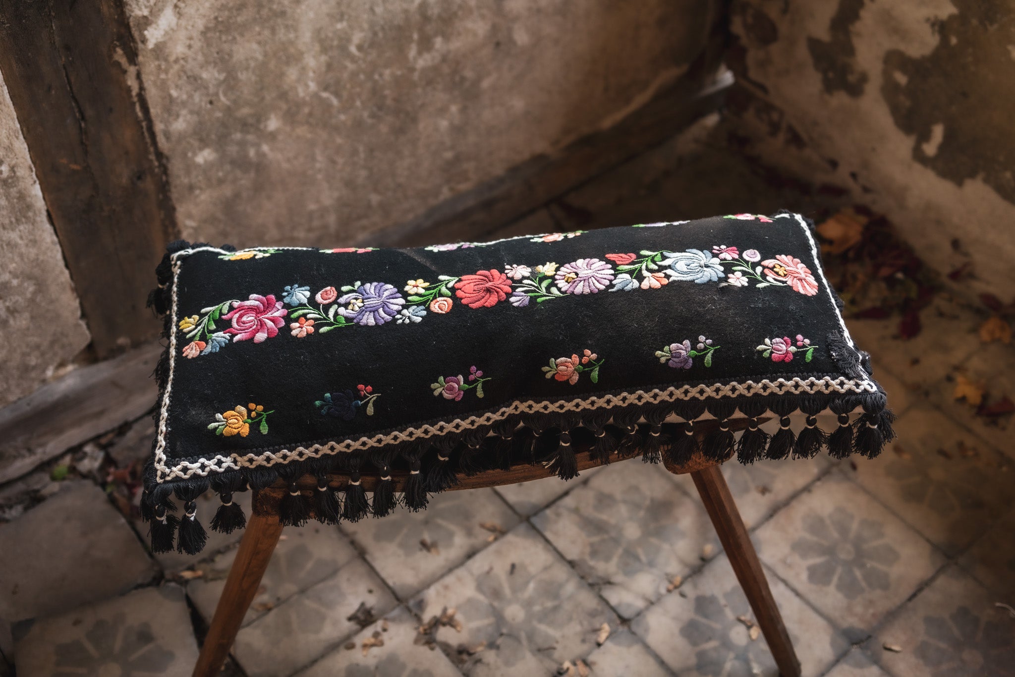 Pillow: Embroidered handwoven antique Hungarian hemp - P380